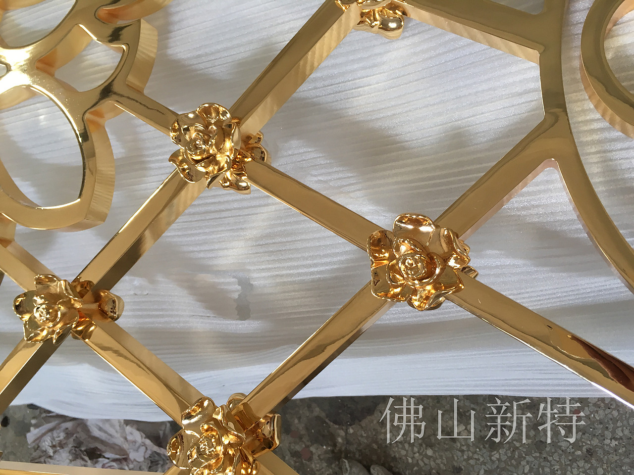 钛金铝雕刻屏风尽显奢华尊贵