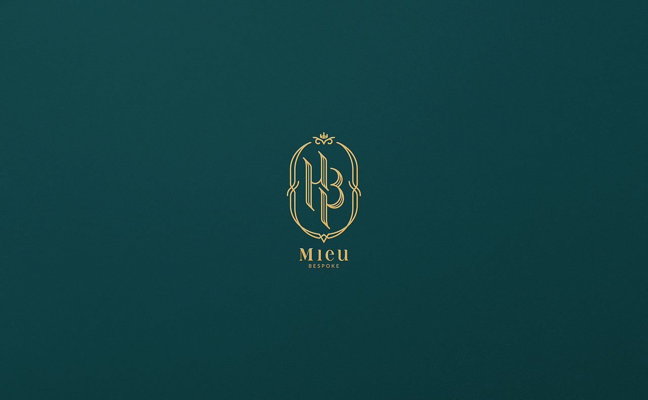 以抽象的猫头鹰符号作为品牌的象征与标识顶部的装饰。猫头鹰是古希腊文化中智慧的象征。猫头鹰头顶的皇冠代表品牌的高端定位以及对顶级品质的追求,也象征着品牌的独一无二。
<br>标识整体的纹饰采用欧洲文艺复兴时期与希腊经典时期相结合的风格特点,体现了品牌与产品的艺术品位。<br>