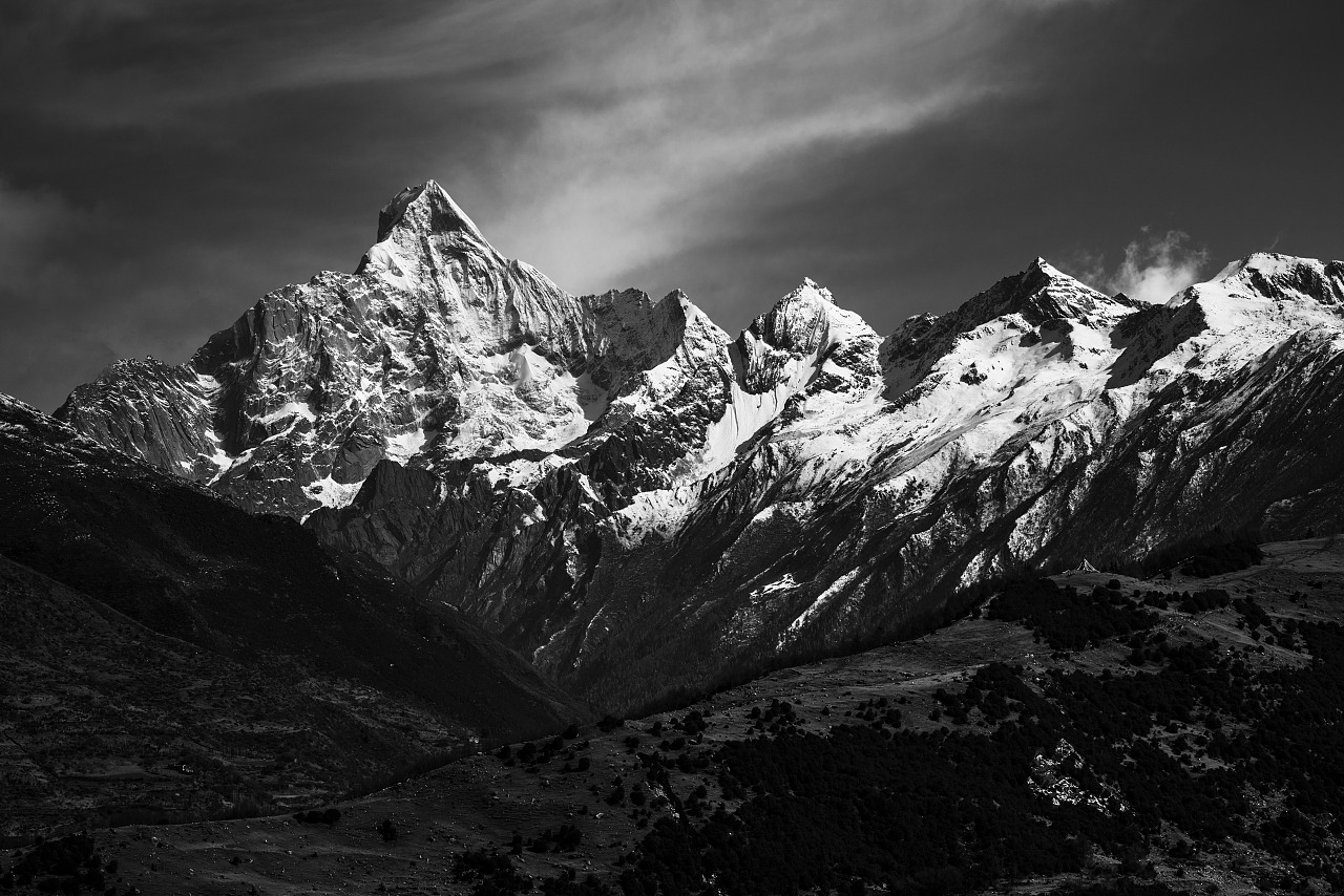 四姑娘山日出黑白