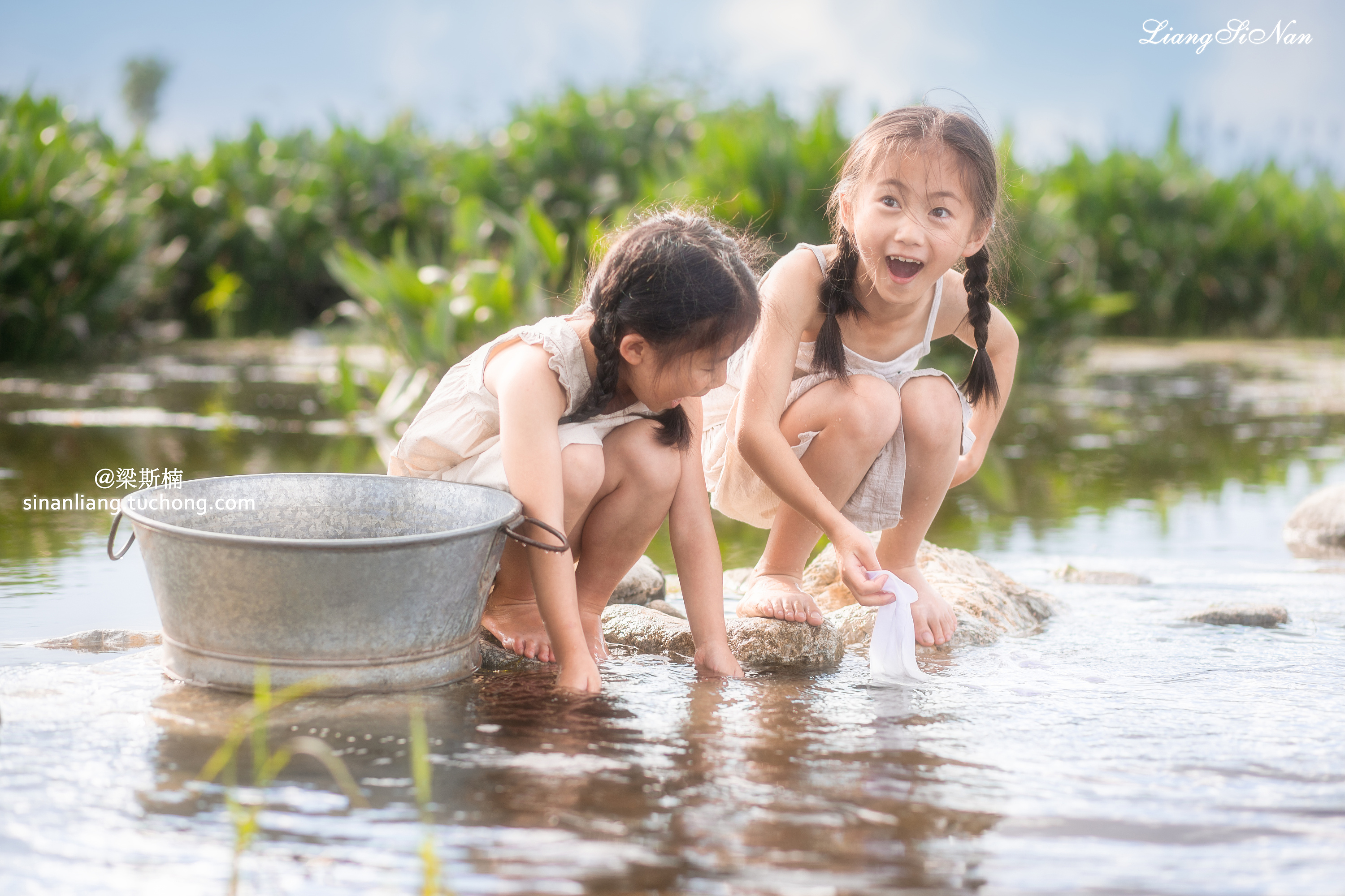 洗衣服的小女孩