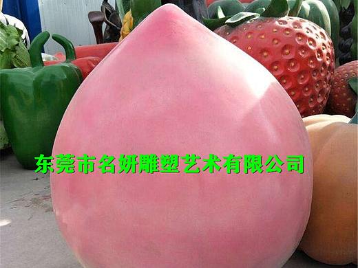 十里桃林里粉红水蜜桃造型雕塑时刻引诱着我们的味蕾