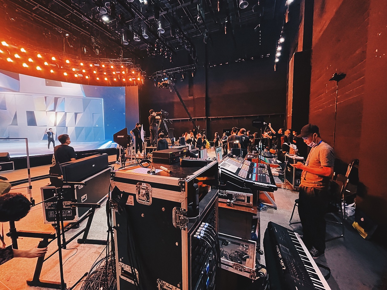 这平常的“亿”天 | 刘德华直播XR设计分享（图ZMjY1MTQ3MTYw） - 舞台美术 - 站酷设计师时间造影原创素材 - 站酷ZCOOL