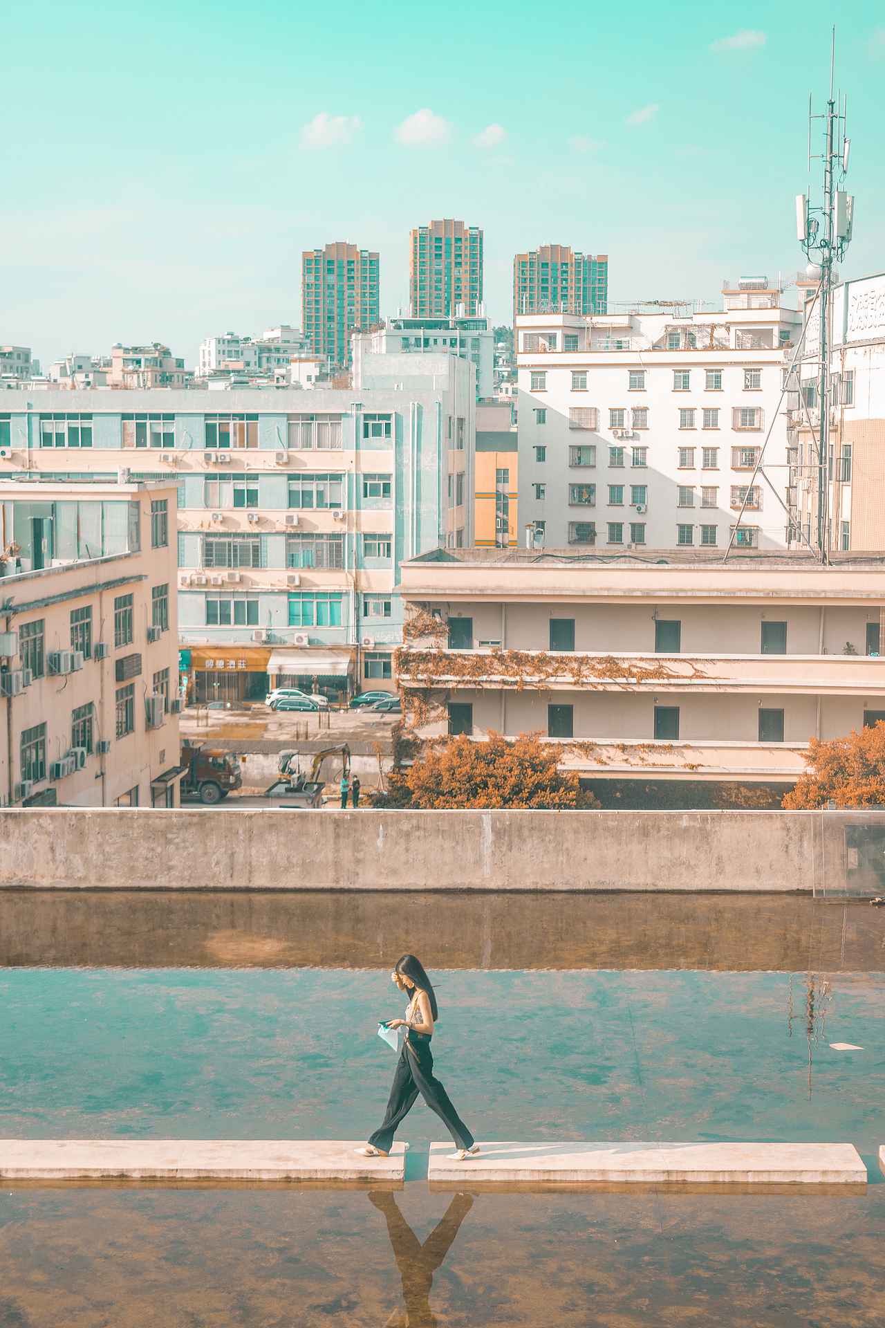 城市下的年轻人，其实都是在走着独木桥（图ZMjE3NTg3OTA4） - 人文/纪实摄影 - 站酷设计师戴眼镜的龙猫原创素材 - 站酷ZCOOL