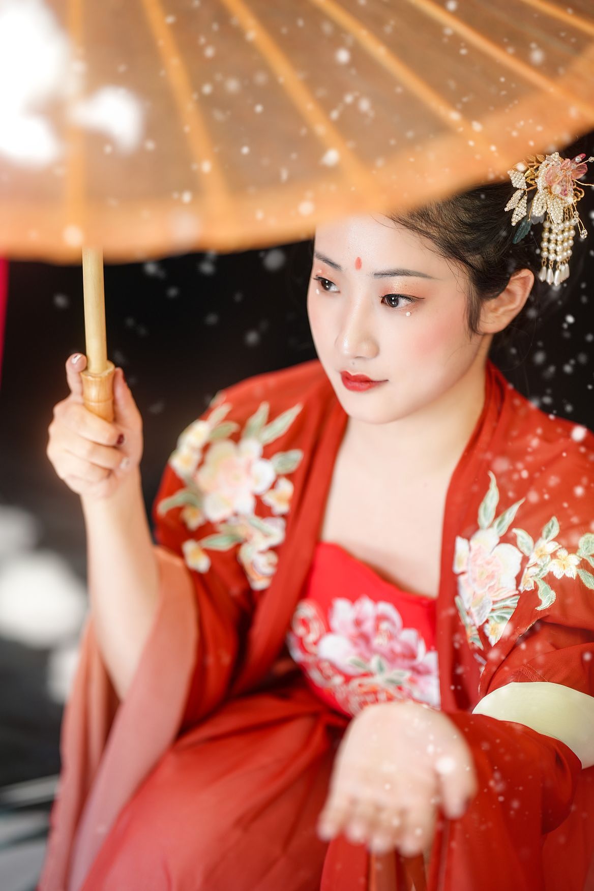 氛围感汉服写真,红花、轻纱、油纸伞,氛围感满满!