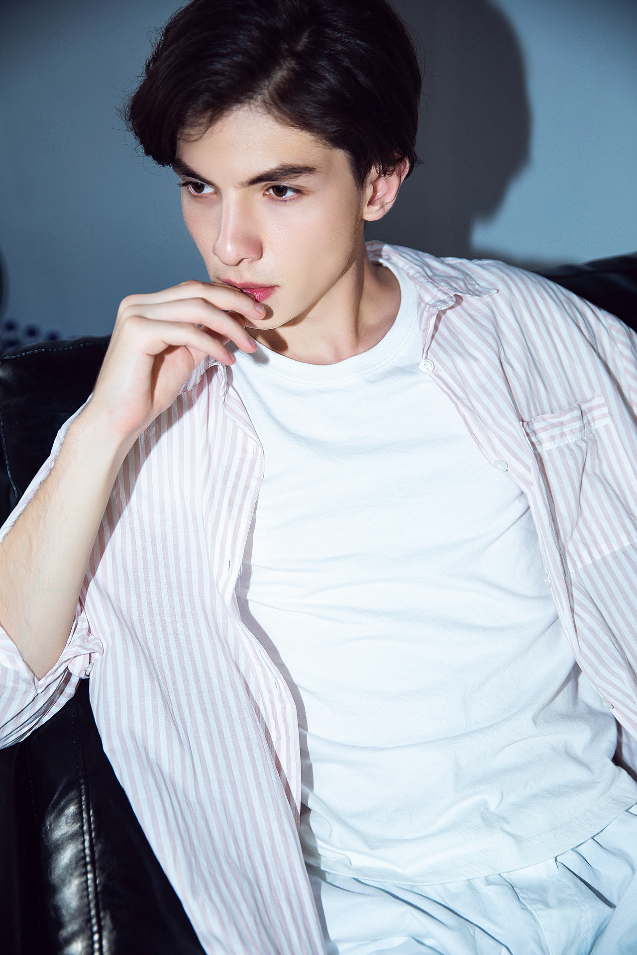 在咖啡厅拍的男士写真（图ZMTY0NDcxMzg0） - 人像摄影 - 站酷设计师梨木子摄影师原创素材 - 站酷ZCOOL