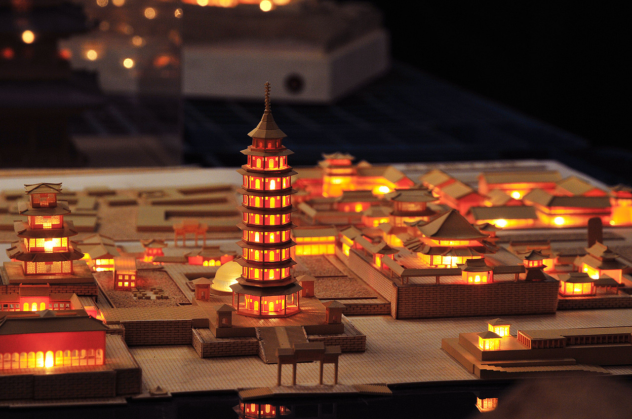 移動 王心澤《身不在此》;他主要從事對佛教寺院的設計和改造工作,他希望將宗教的精神用更美好的藝術形式體現出來。