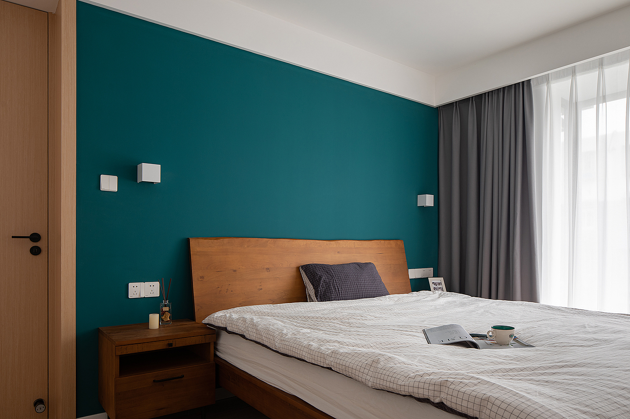 设计的中心思想,主卧采用了具有宁静力量的孔雀蓝为主色调搭配木材质