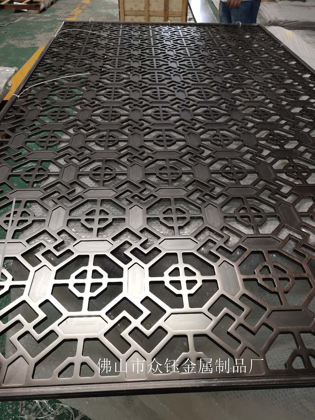 铝艺镂空红古铜屏风餐厅区域隔断 让空间更有价值