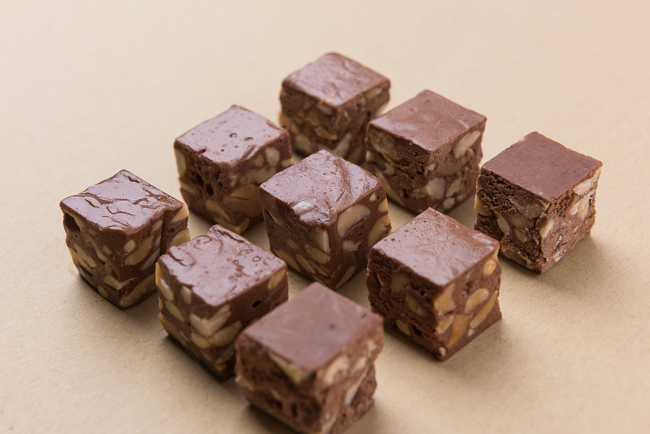 一个人的好天气的牛轧糖产品静物摄影