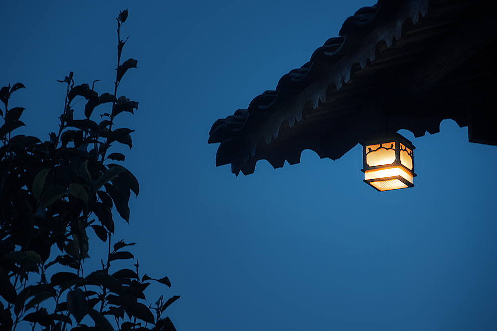 据说夜晚亮檐灯是苗家人的传统:因为苗寨大多依山而建,道路崎岖不好走