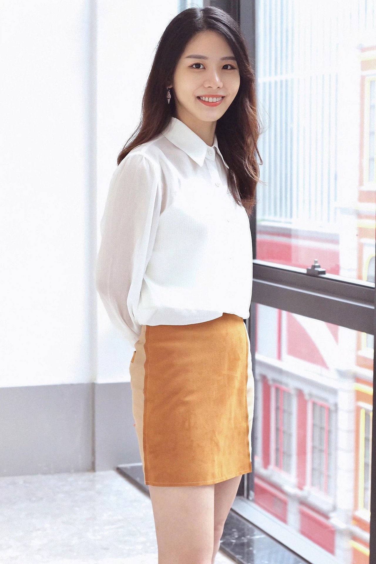 陈梓平白色清新简约形象照写真