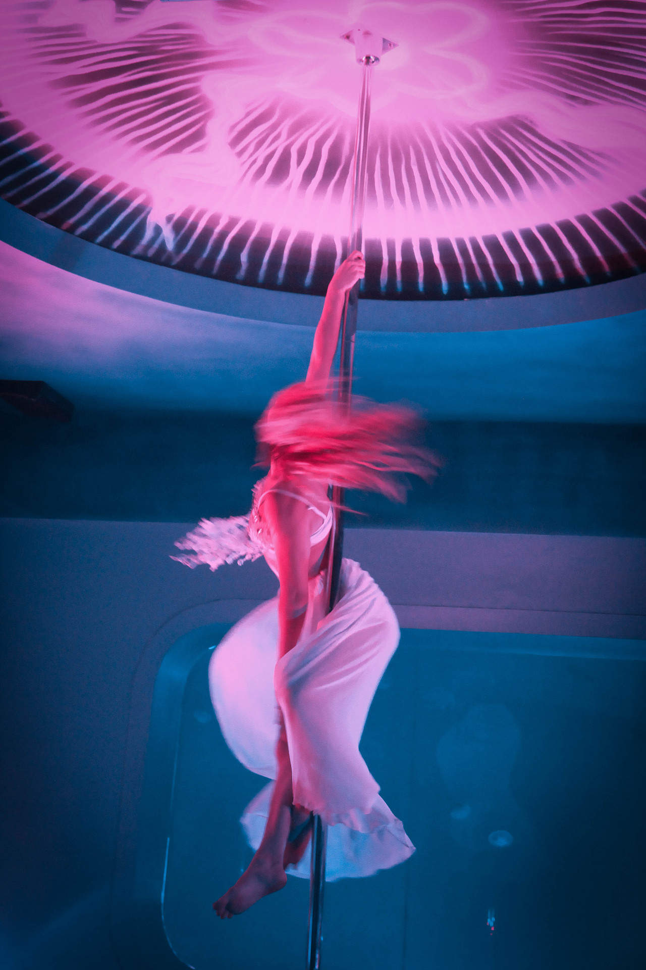 摄影师拍摄唯美水下钢管舞 性感梦幻（3）-千龙网·中国首都网