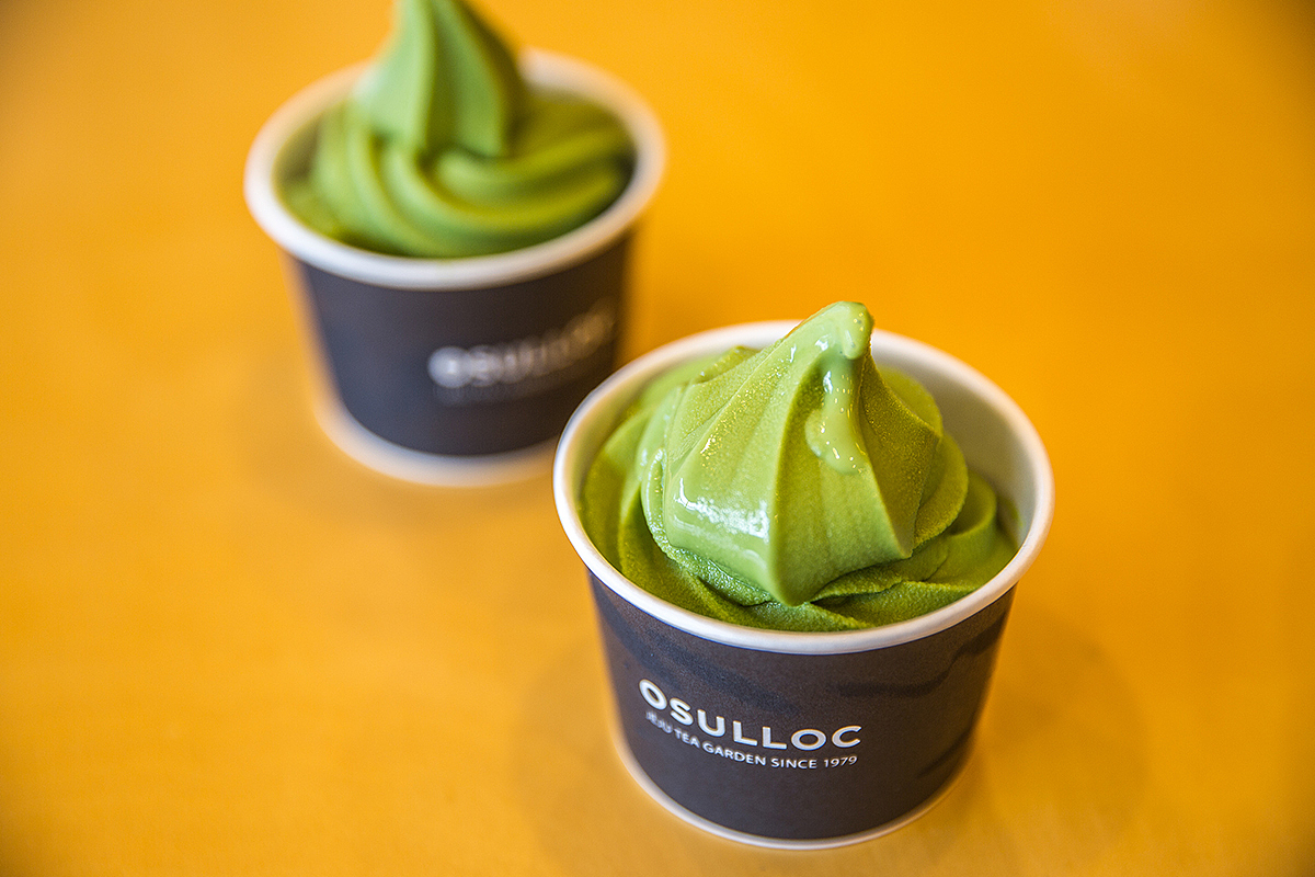 绿茶冰淇淋,想象一下用茶叶磨成粉做成冰淇淋,味道有点重