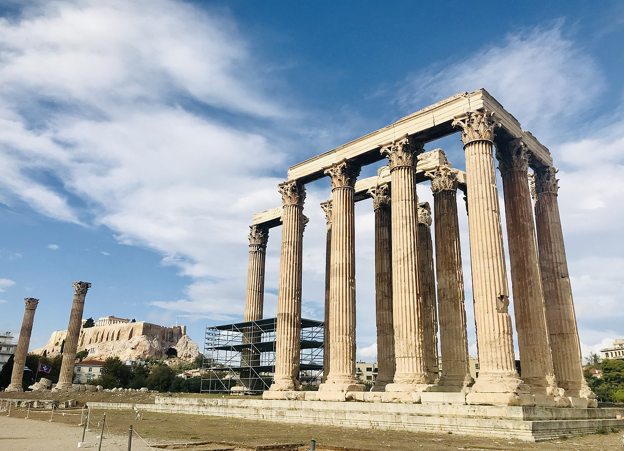 宙斯神庙和哈德良拱门隔路相望,宙斯神庙位于路南,而哈德良拱门则位于