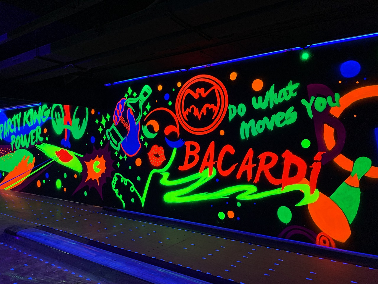 【party king 上海定西路店荧光涂鸦墙】