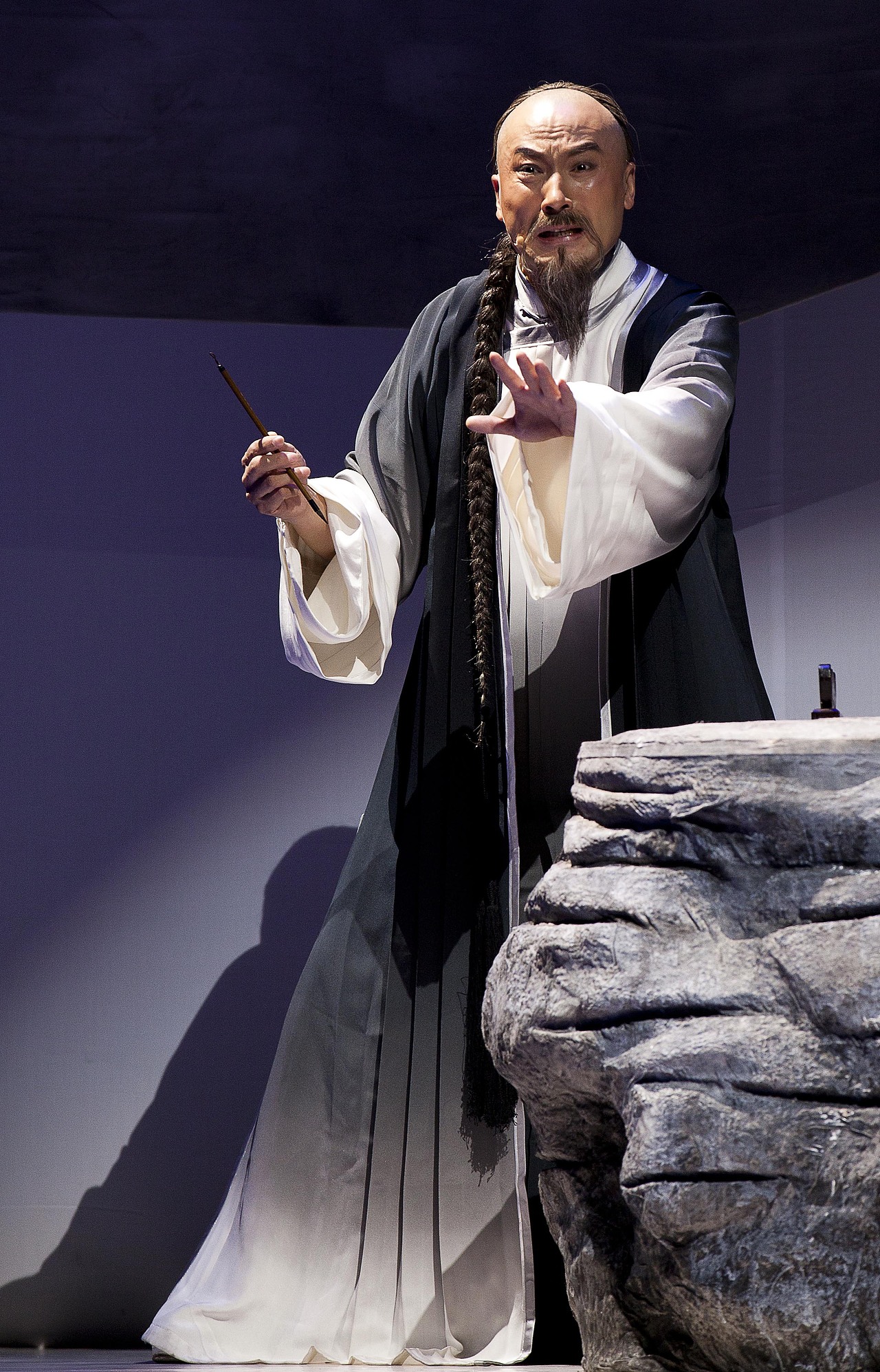 新编历史剧《黄叶红楼》,从曹雪芹的角度讲述了红楼梦的创作过程,并