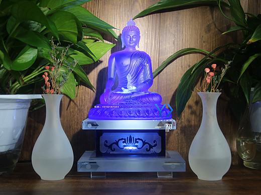 自己工厂生产出的一组琉璃佛像佛具