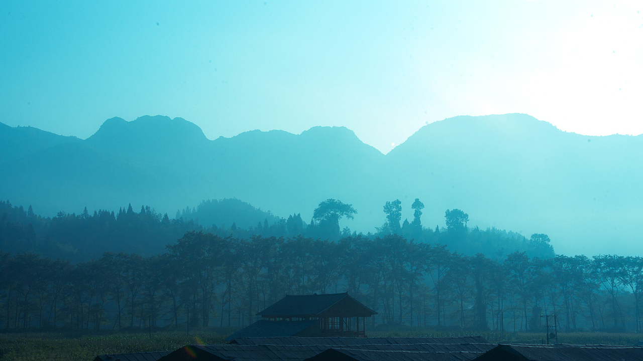 清晨的山脚,雾气妖娆啊。