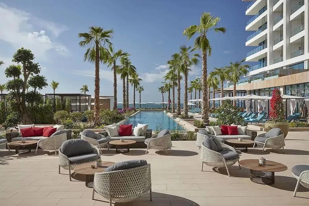 25岁享受海边酒店浪潮,绽放激进的火花