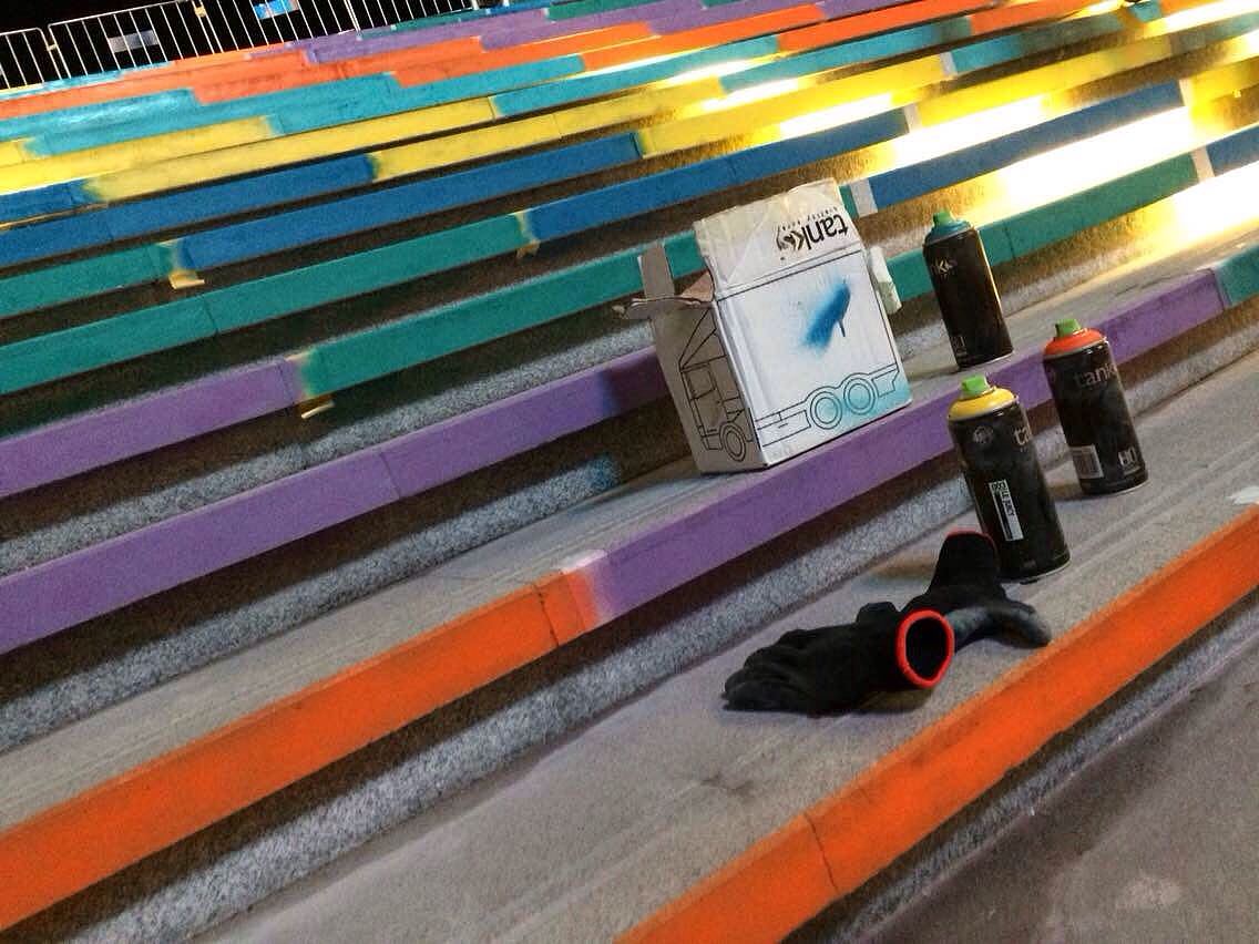 两个男人几罐漆