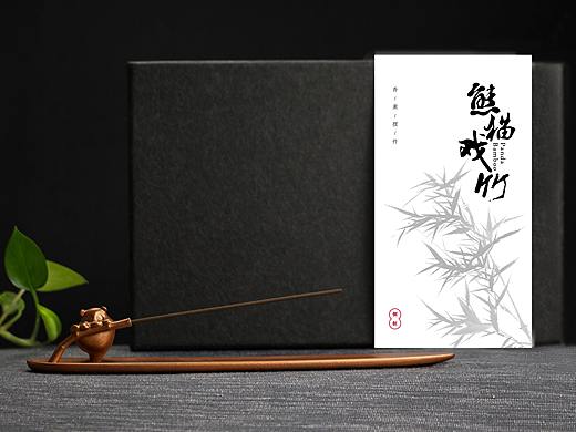 《熊猫戏竹》香薰摆件