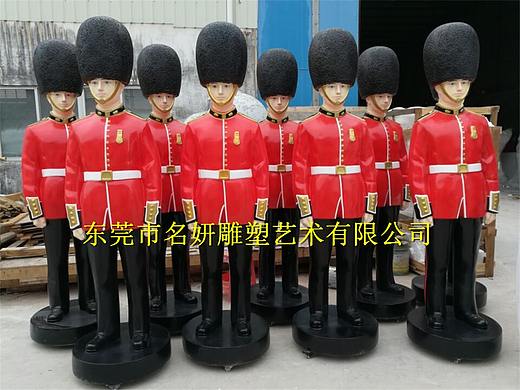精兵强将的玻璃钢英国皇室卫兵士兵人像雕塑玲珑有致