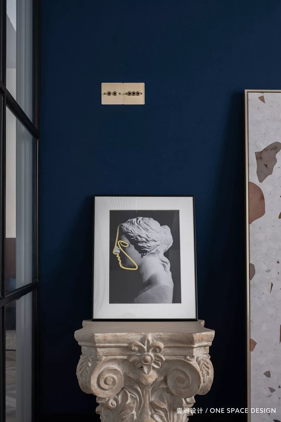 R是典型的“精品控”,少而精是她的生活态度。所以无论在哪个位置,总是充满了让人想去触碰的精致和仪式感。