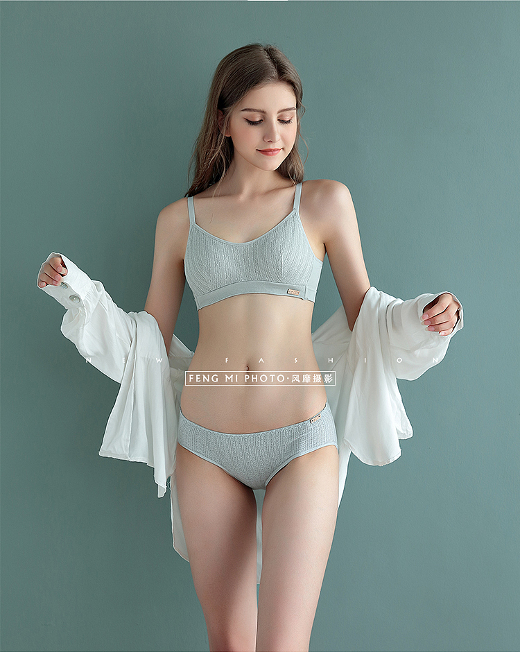 莫兰迪背景的内衣拍摄