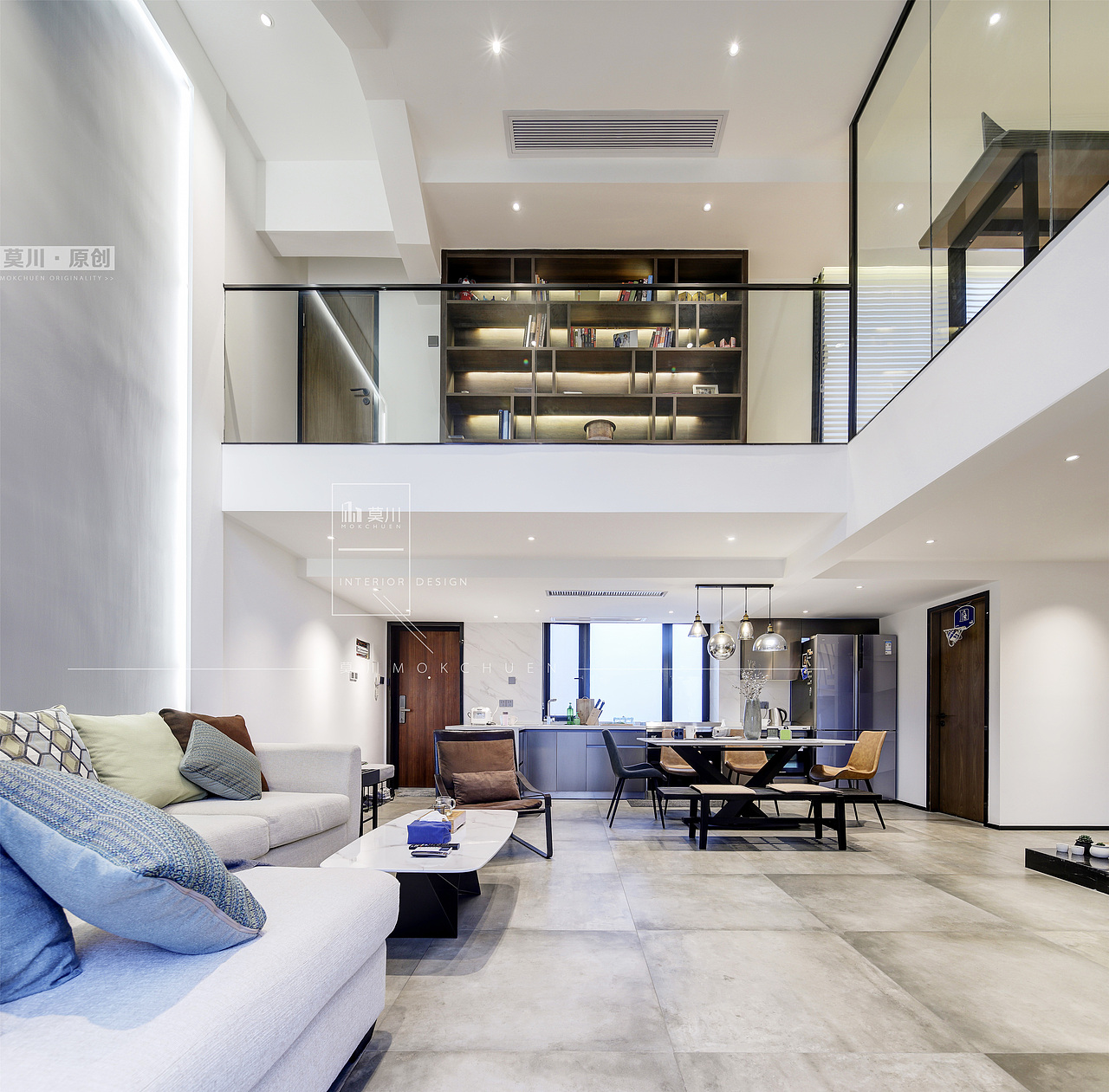 大中空实景图
<br>从一楼会客厅往上看,与一整面古铜色书柜隔空相望、韵味十足。