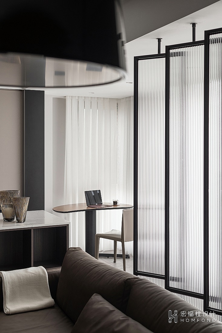 围绕着他们生活方式展开的设计细节随处可见。工作区被设置在阳台左侧,方便男屋主并不长出现的独立办公需求,隐藏收纳柜设置在阳台右侧,用于储藏露营装备和行李箱。