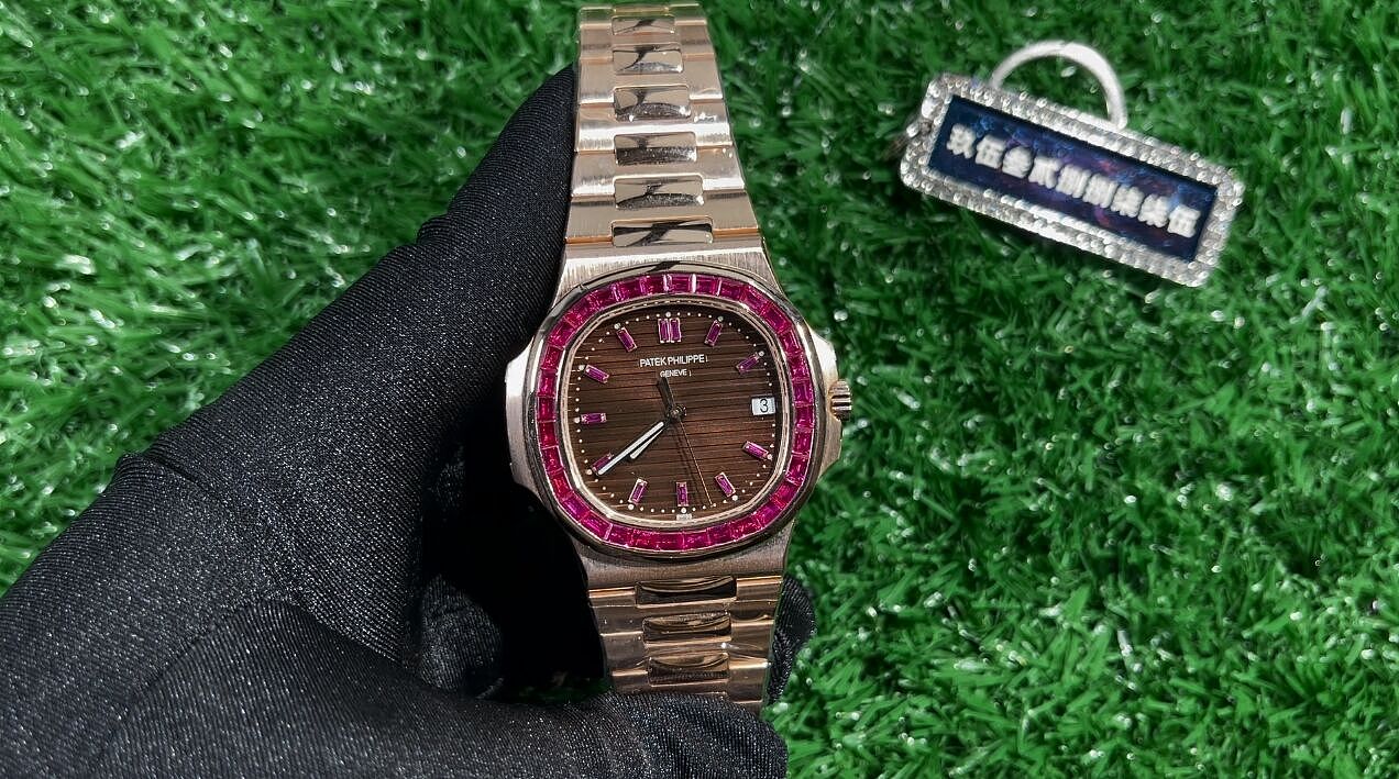 鹦鹉螺改装后镶钻红宝石圈口,圈口刻度镶嵌红色宝石