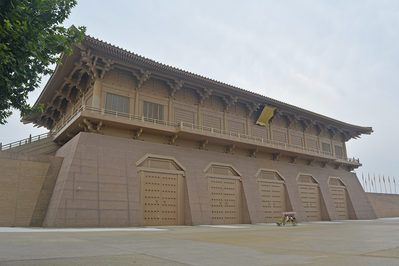 丹凤门,在丹凤门原地上的复原场景,全部(单色)金,可能是为了凸显纪念