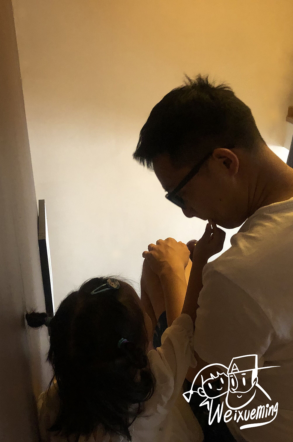 就这么陪你长大。
（摄于家）