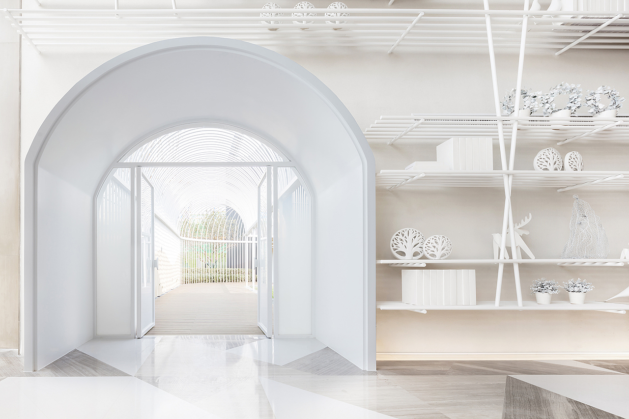 设计的巧妙在于,书架、 展台、 墙面、陈列饰物都以白色的视觉展现,在弱化空间界限性的同时,这种留白的处理也让来访者有另一番体验。峻佳认为,这其实是每个人心灵的房间,我们希望来访者凭借内心的回忆为空间添上颜色。也让人在不同区域体验后,感受色彩的对比。