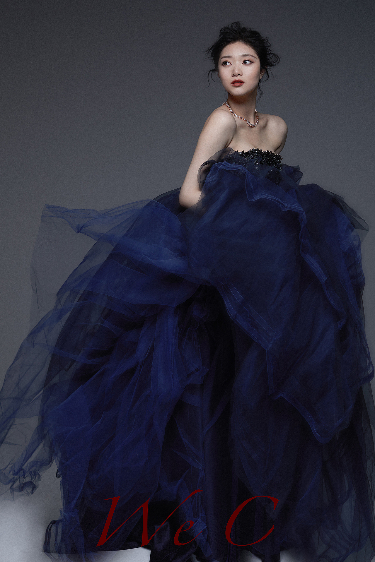 蓝色礼服搭配室内棚拍