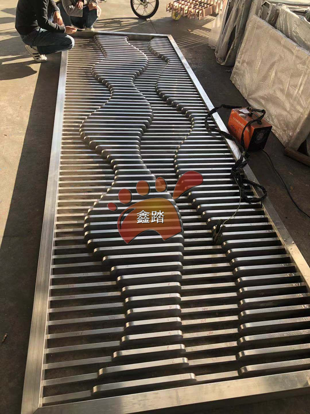 楼盘山峦不锈钢背景墙屏风 特色创意曲面不锈钢景墙（图ZMTg4MTM1MTY0） - 工艺品设计 - 站酷设计师高端金属制品原创素材 - 站酷ZCOOL