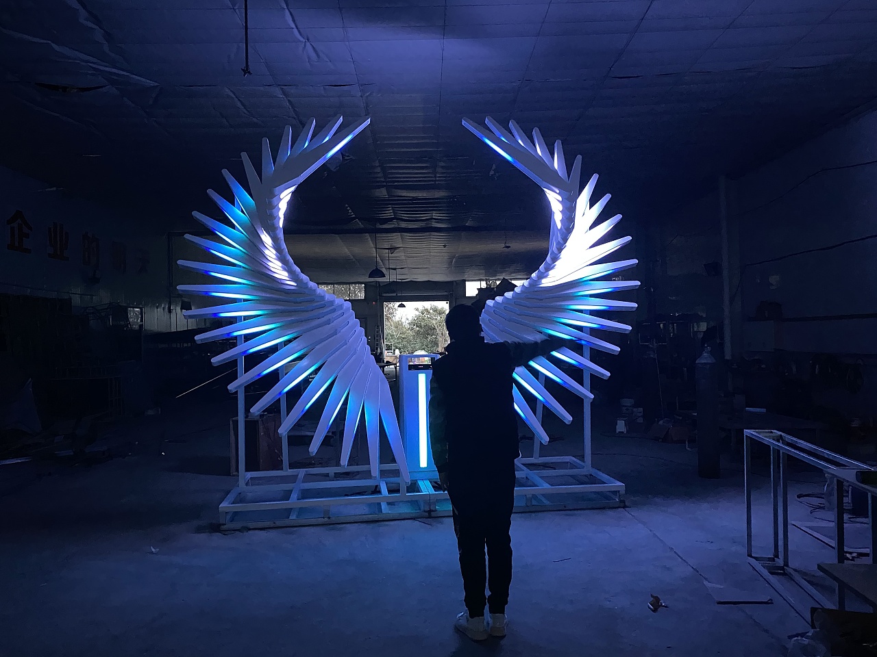 浙江体感互动翅膀道具装置即将发货,蚂蚁美陈