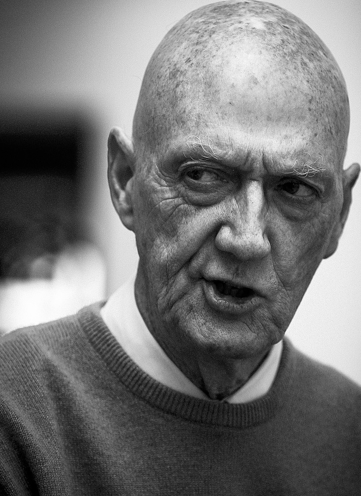 allen jones(艾伦·琼斯)生于1937年9月1日,是英国最有名的波谱艺术家