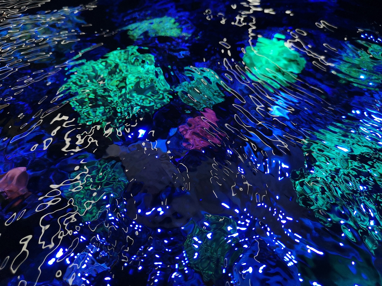 波光粼粼色彩斑斓（图ZMjY0MDE3ODM2） - 时尚/艺术摄影 - 站酷设计师多缤设计原创素材 - 站酷ZCOOL