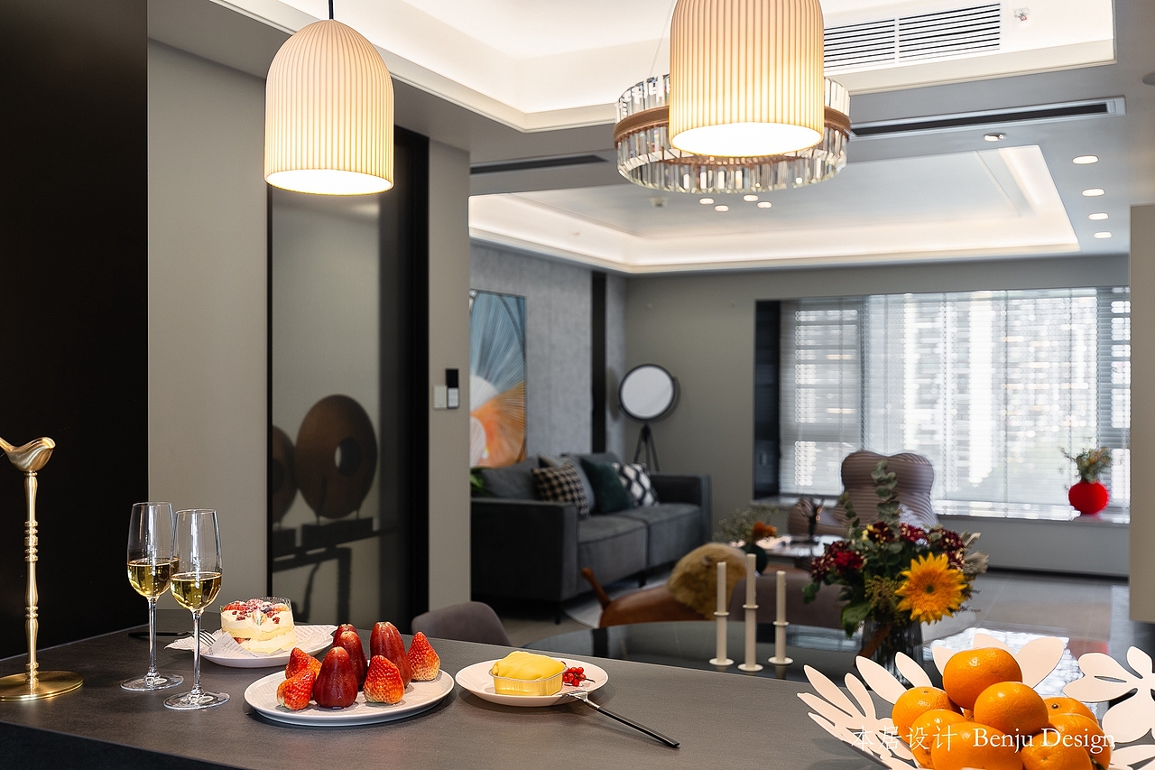 ▲原户型中,这个位置本是一个生活小阳台,打通后与厨房链接,扩大了厨房面积,同时还多了个吧台。打通餐厅处的墙壁,吧台与餐厅相连,餐厅光线十分充足。