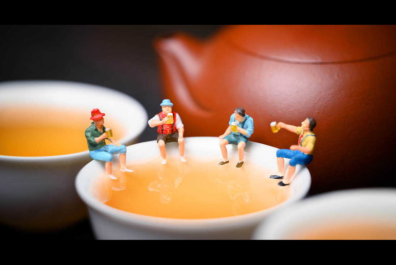 深夜茶桌上的小人 | 微观创意摄影