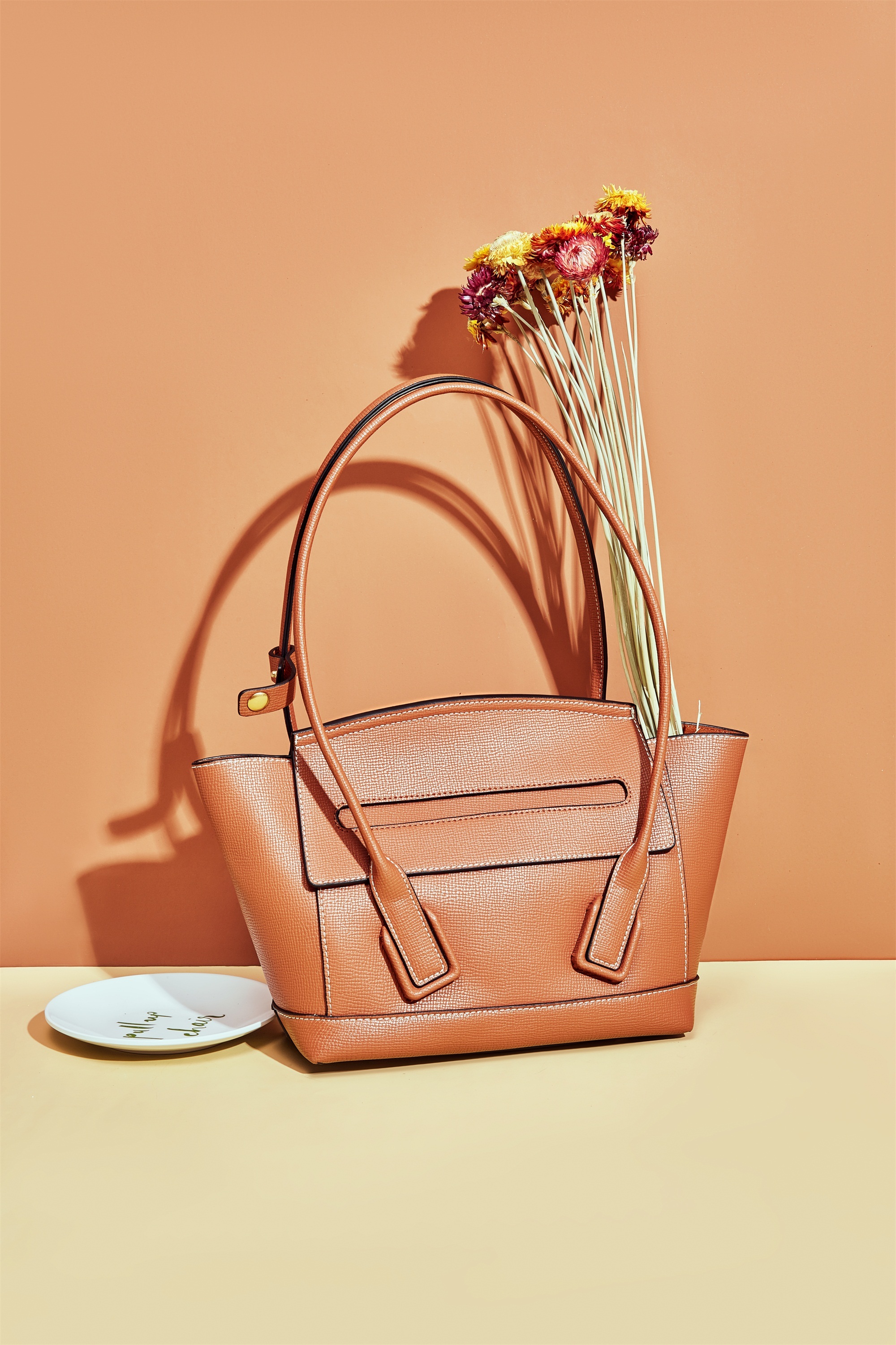 真皮女包的硬光场景图