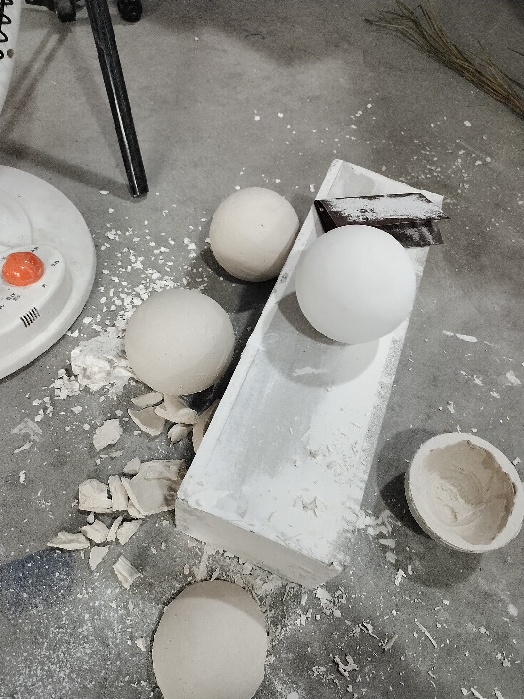 打磨光滑就可以喷绘,涂刷拍照需要的颜色图案。