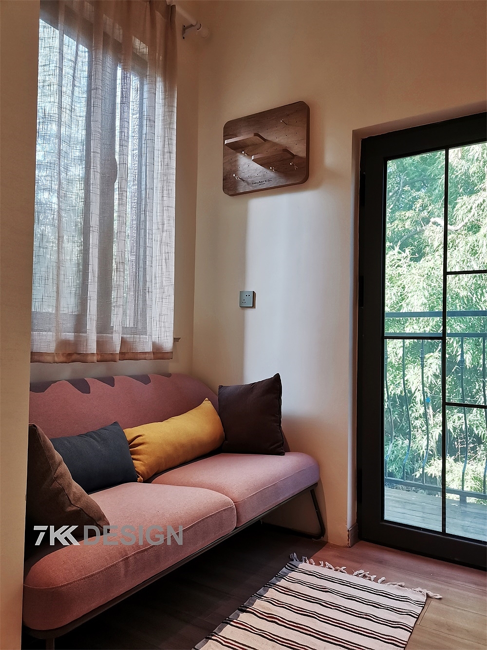 靠墙的位置刚好可以放下一张双人座沙发，粉色调透露着年轻的活力；小客厅外面的环境视野很不错，根据业主需求，小客厅往外扩展搭建出了一个小露台，用于放松、欣赏美景。