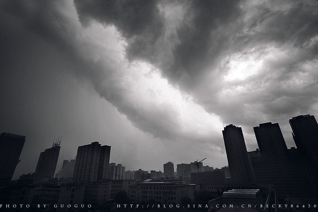 科幻电影一般的乌云。