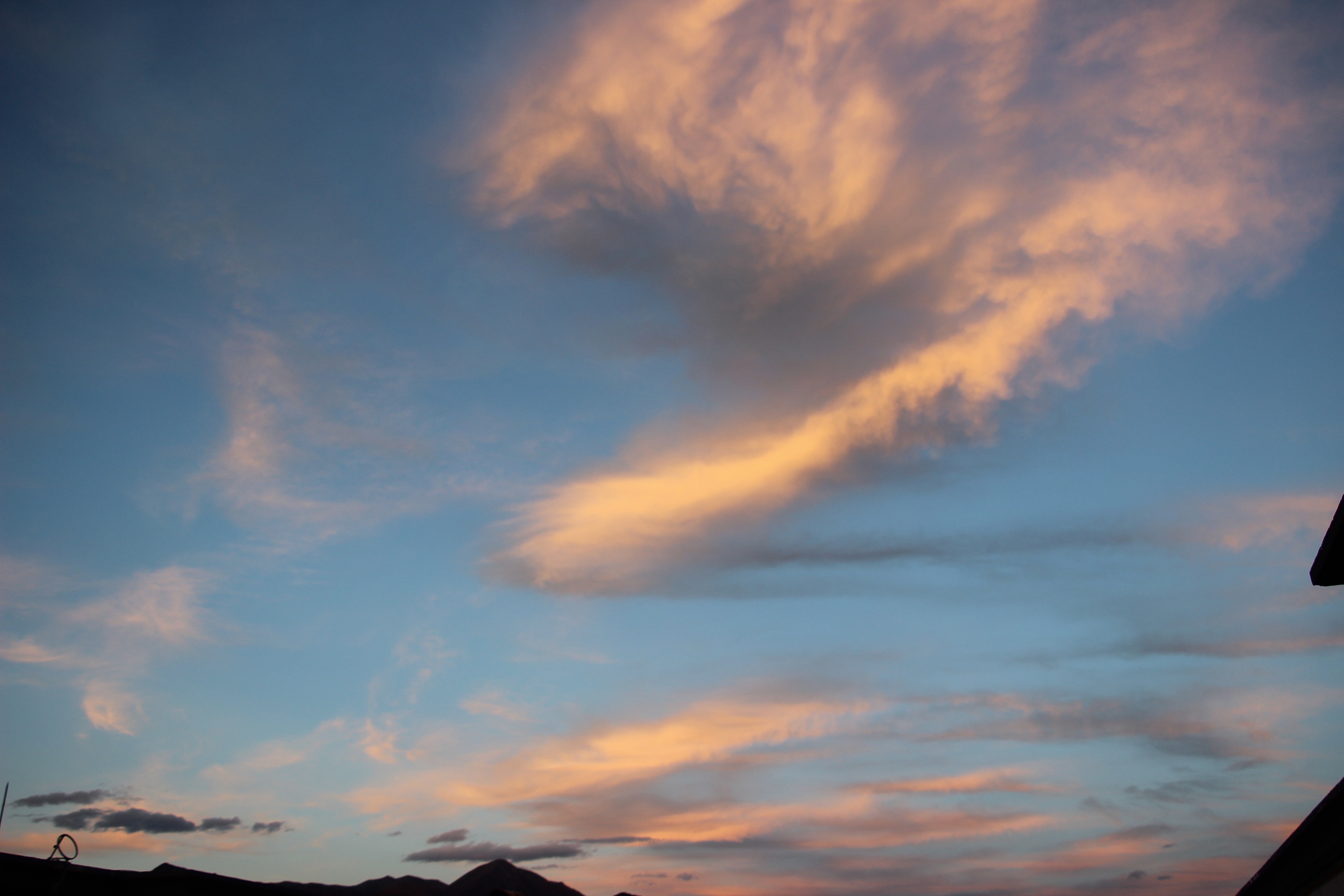 西藏傍晚的火烧云.