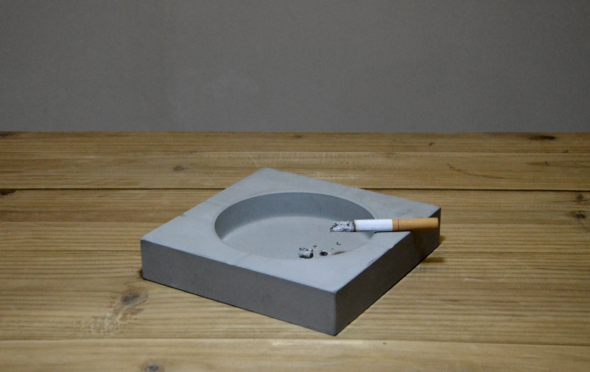 带盖旋转烟灰缸 不锈钢烟灰缸 密封式烟灰缸 家用大号烟灰缸-阿里巴巴
