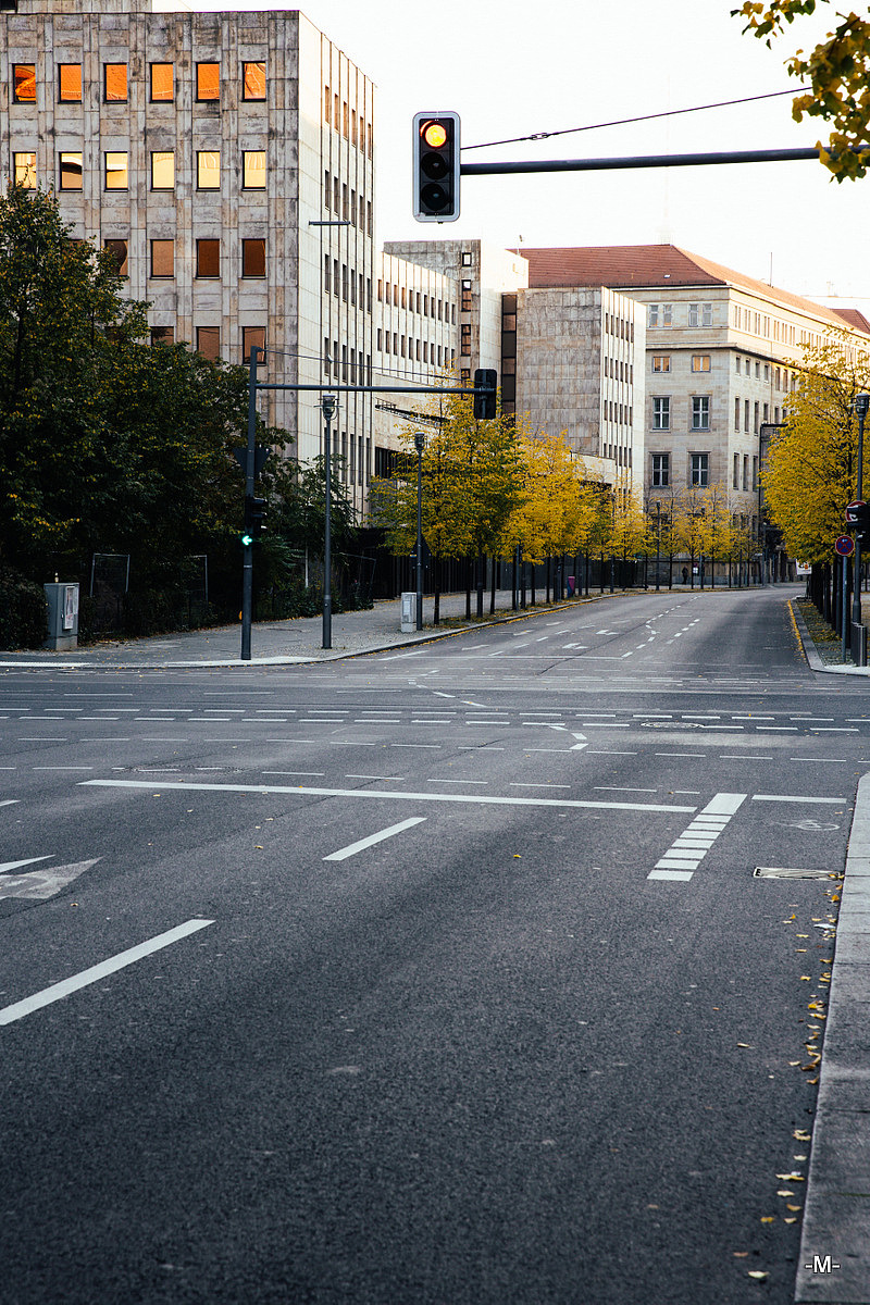 沿着道路行走的我发现这整齐的画面非常吸引我，于是停下来拍了起来，左侧的建筑棱角分明规整的让我这个强迫症好舒爽0 0！