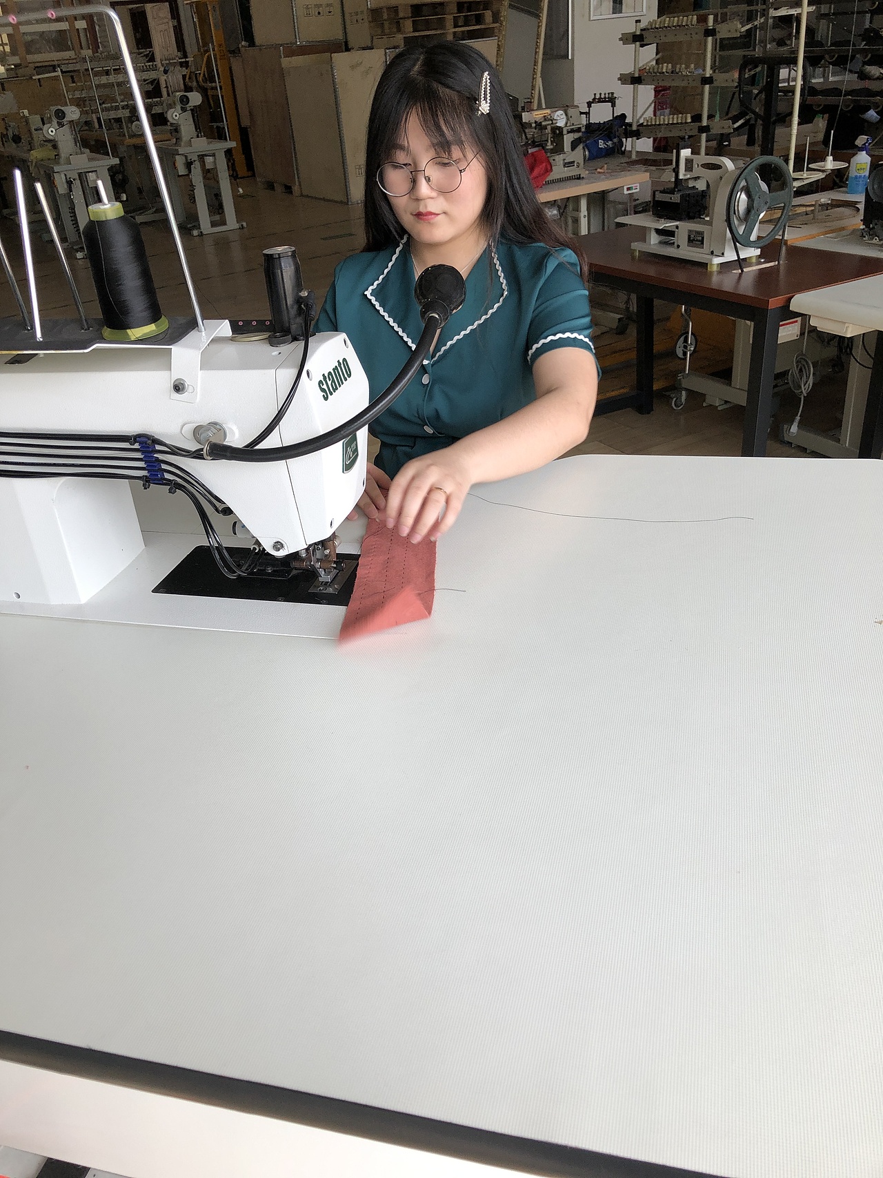 拱针机,珠边机,贡针机。仿手工珠点线迹机器。