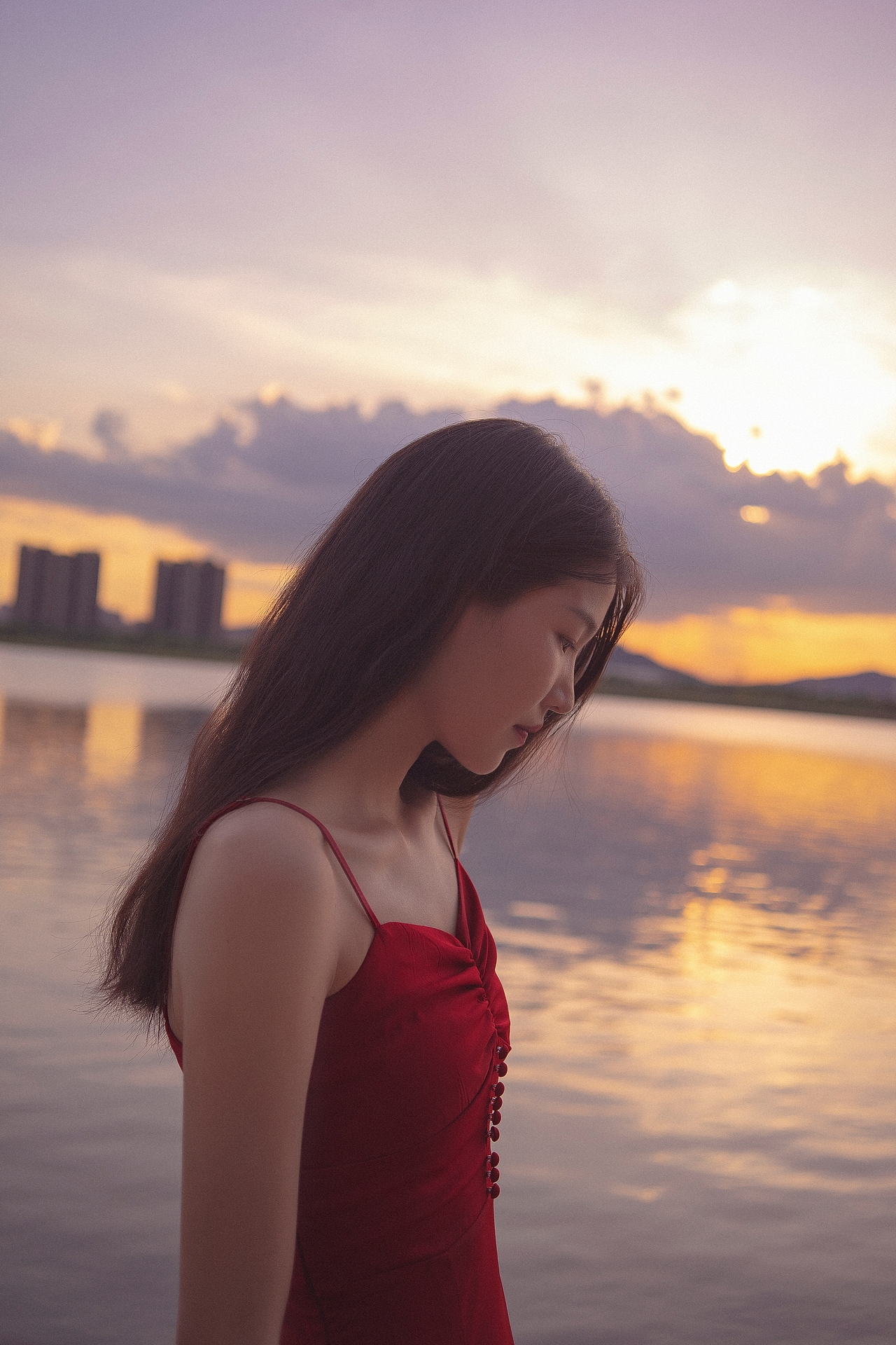 那个落日余晖下的红裙姑娘